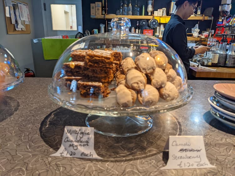 Fine Italian strawberry cannonli cake